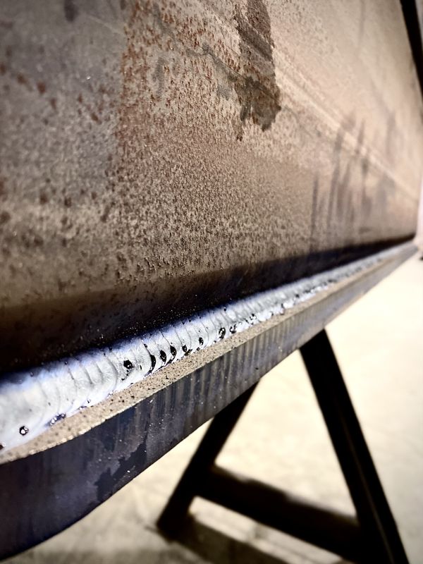 Steel fillet bead along a curved plate