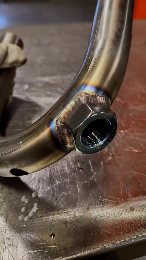 Exhaust header bend with a welded bung