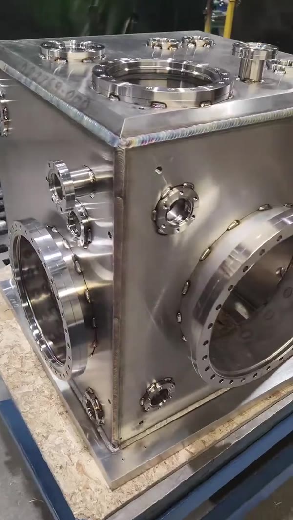 Stainless vacuum chamber with welded ports